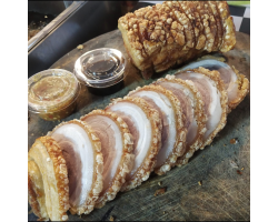 หมูกรอบชาชู พร้อมน้ำราด